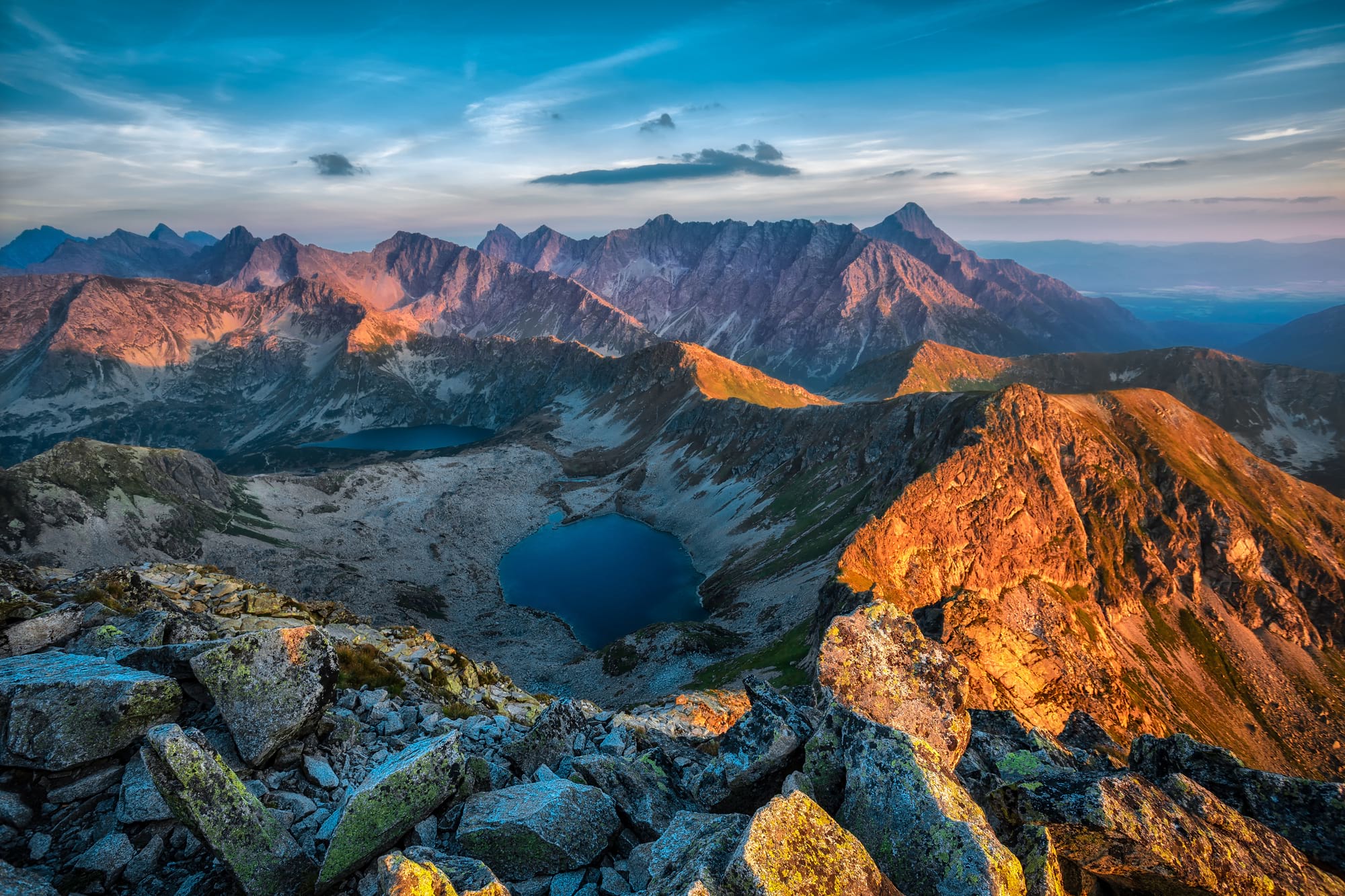 Góry oświetlone złotym światłem nad jeziorami kraterowymi