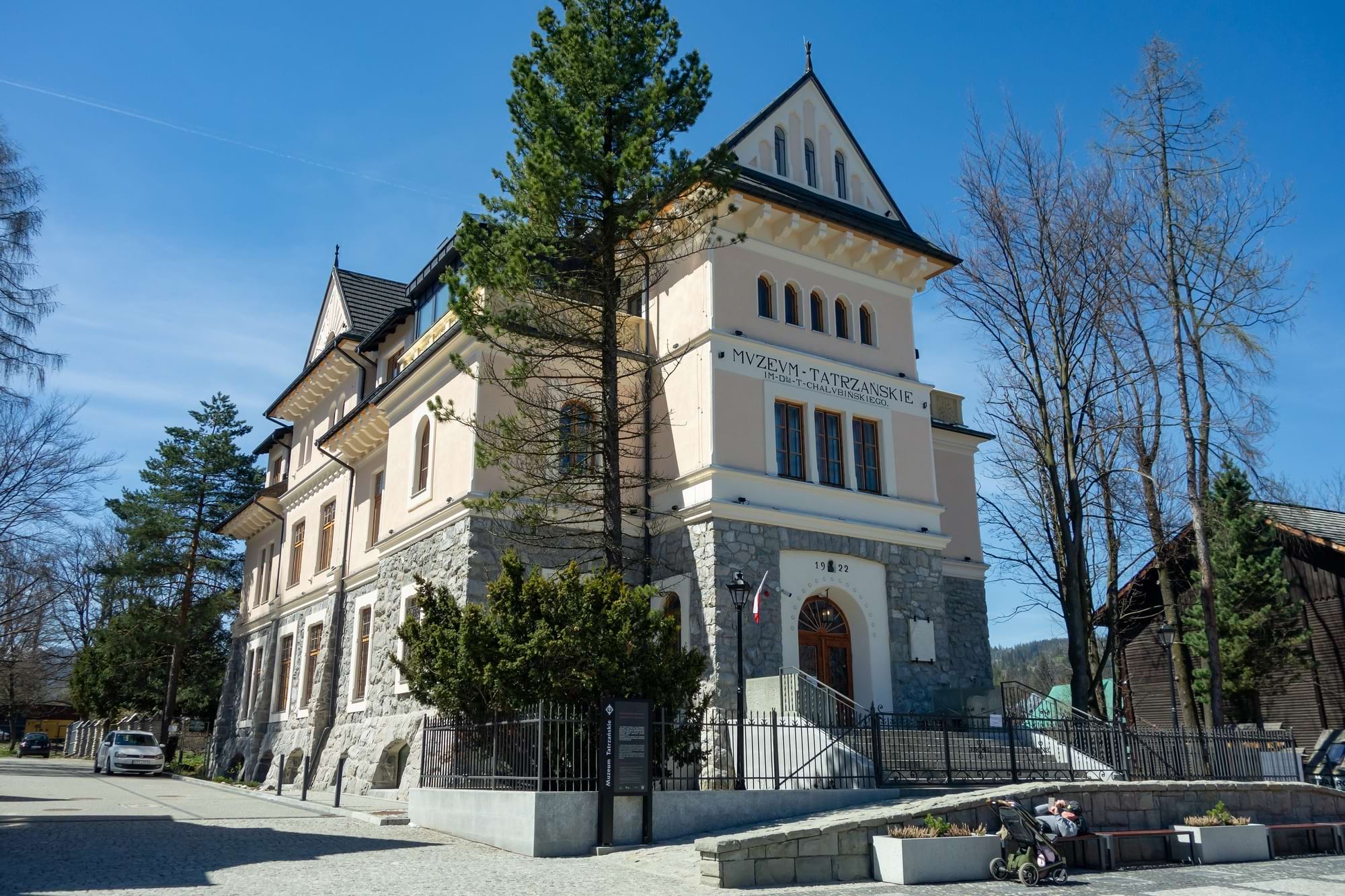 Muzeum Tatrzańskie z kamienną podstawą i jasnym korpusem wśród drzew