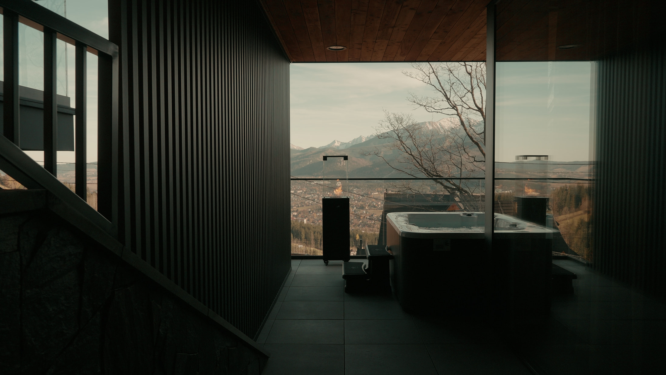 Luksusowa wanna na tarasie z panoramicznym widokiem na góry